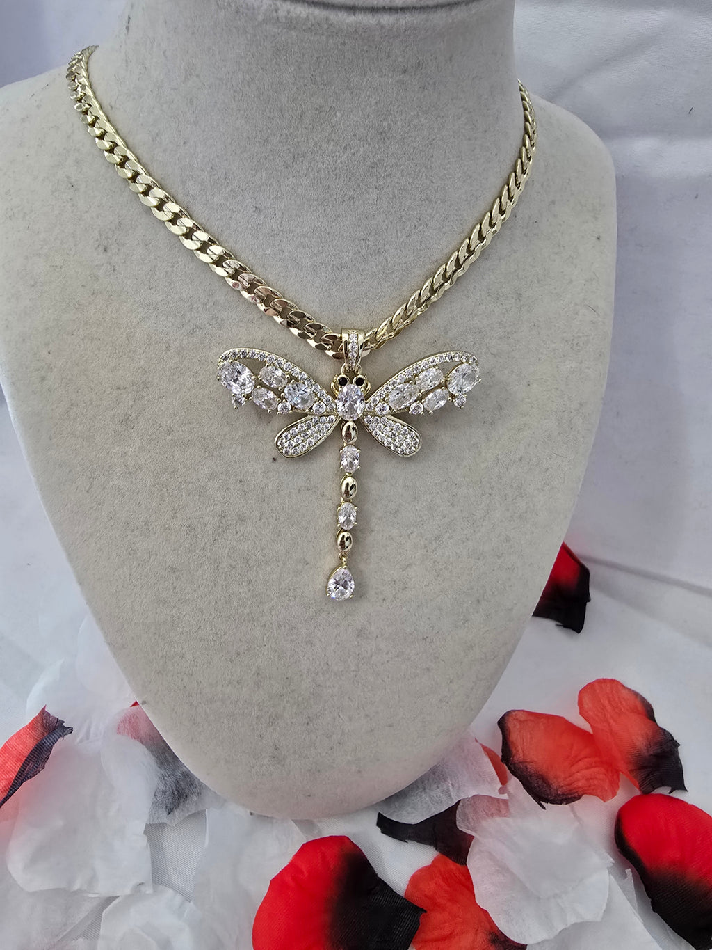 👉
Collar Libélula Oro Laminado 14K con Zirconias – Cadena Cubana 20”