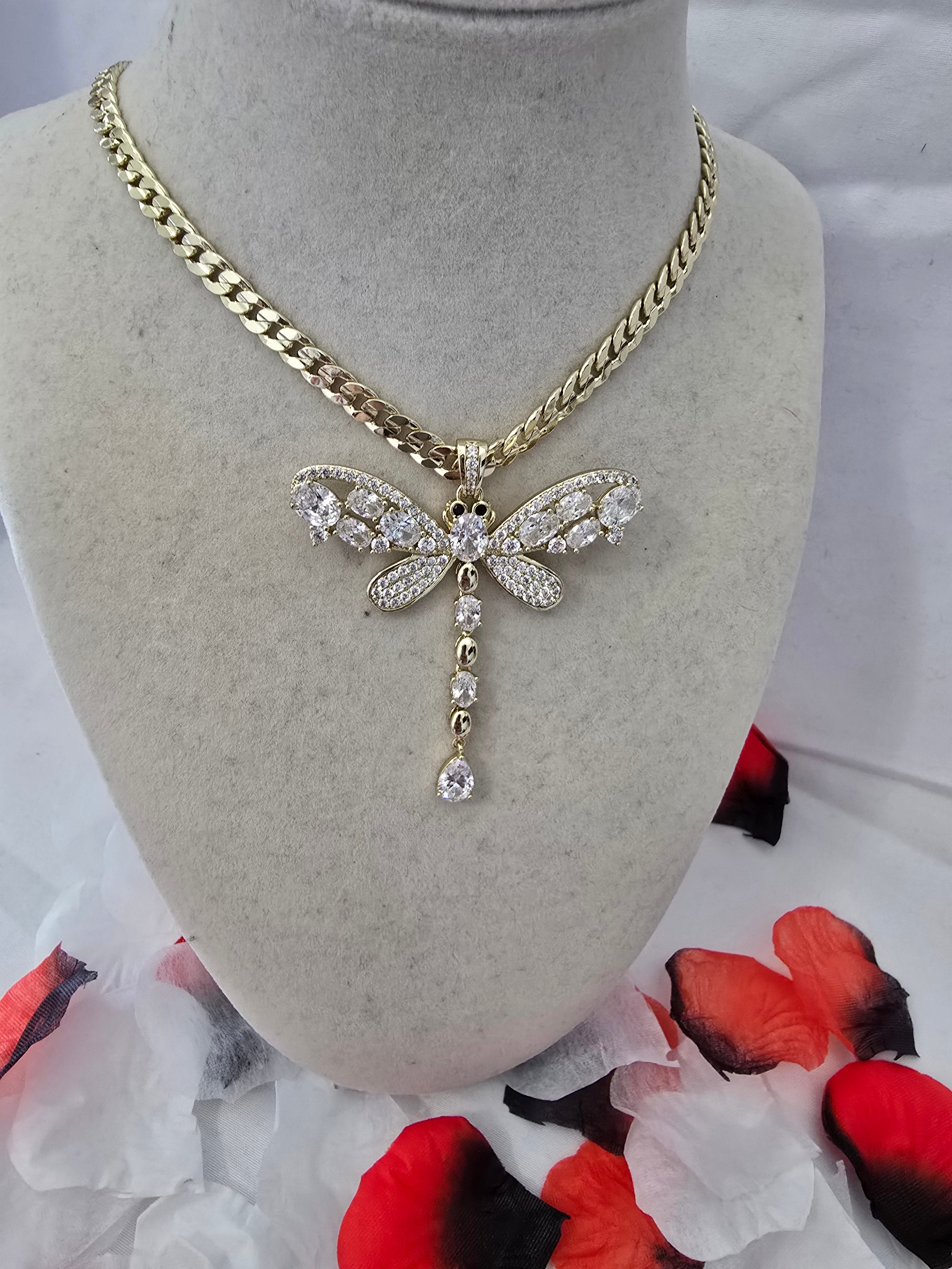 👉
Collar Libélula Oro Laminado 14K con Zirconias – Cadena Cubana 20”