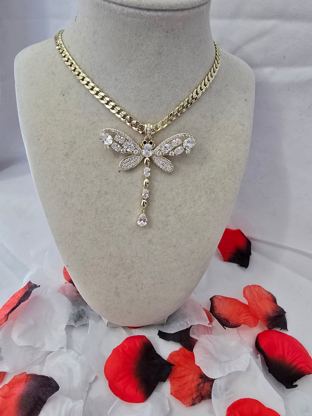 👉
Collar Libélula Oro Laminado 14K con Zirconias – Cadena Cubana 20”