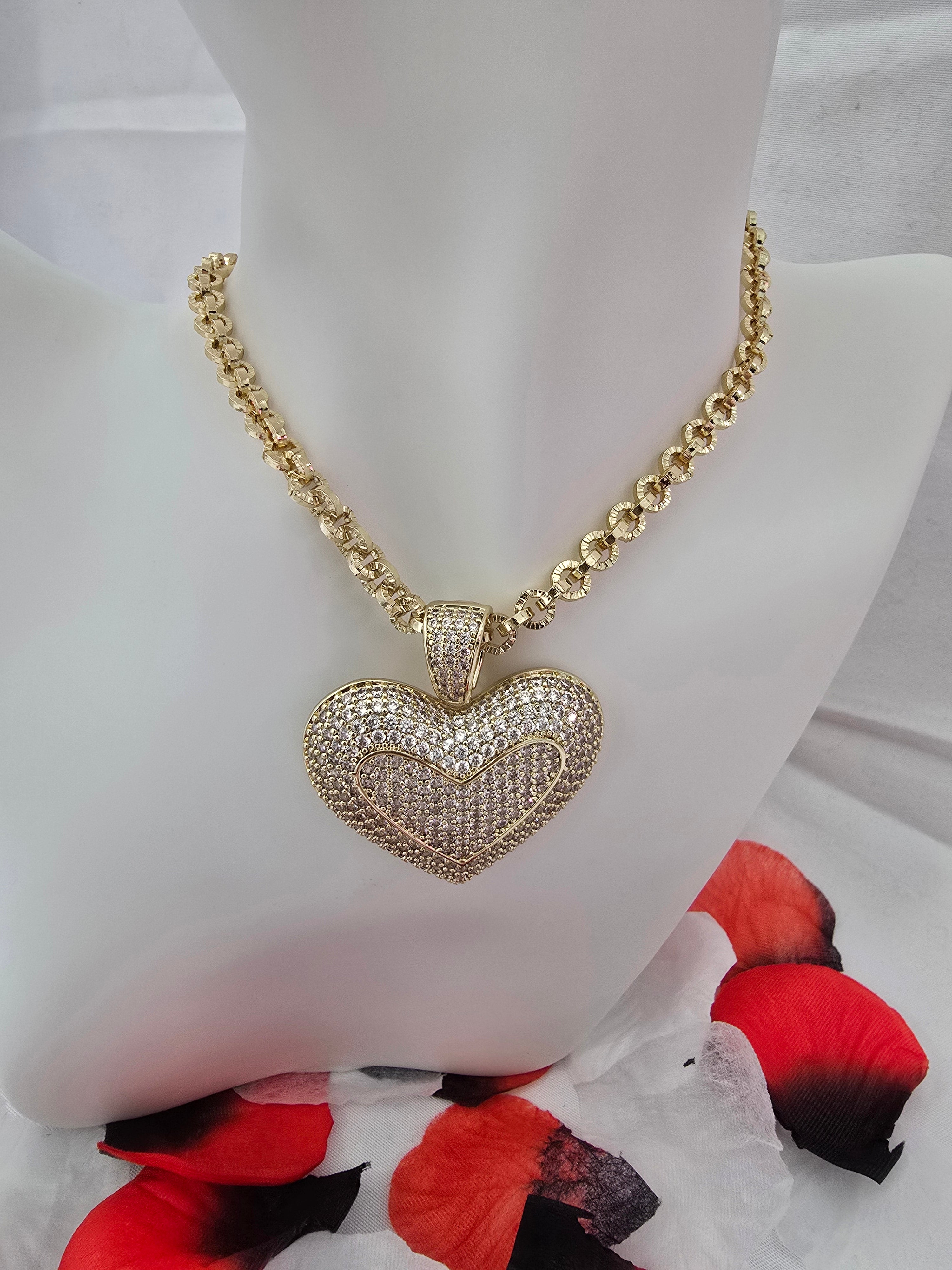 👉
Collar Corazón Brillante Oro Laminado 14K con Zirconias – Estilo Lujo
