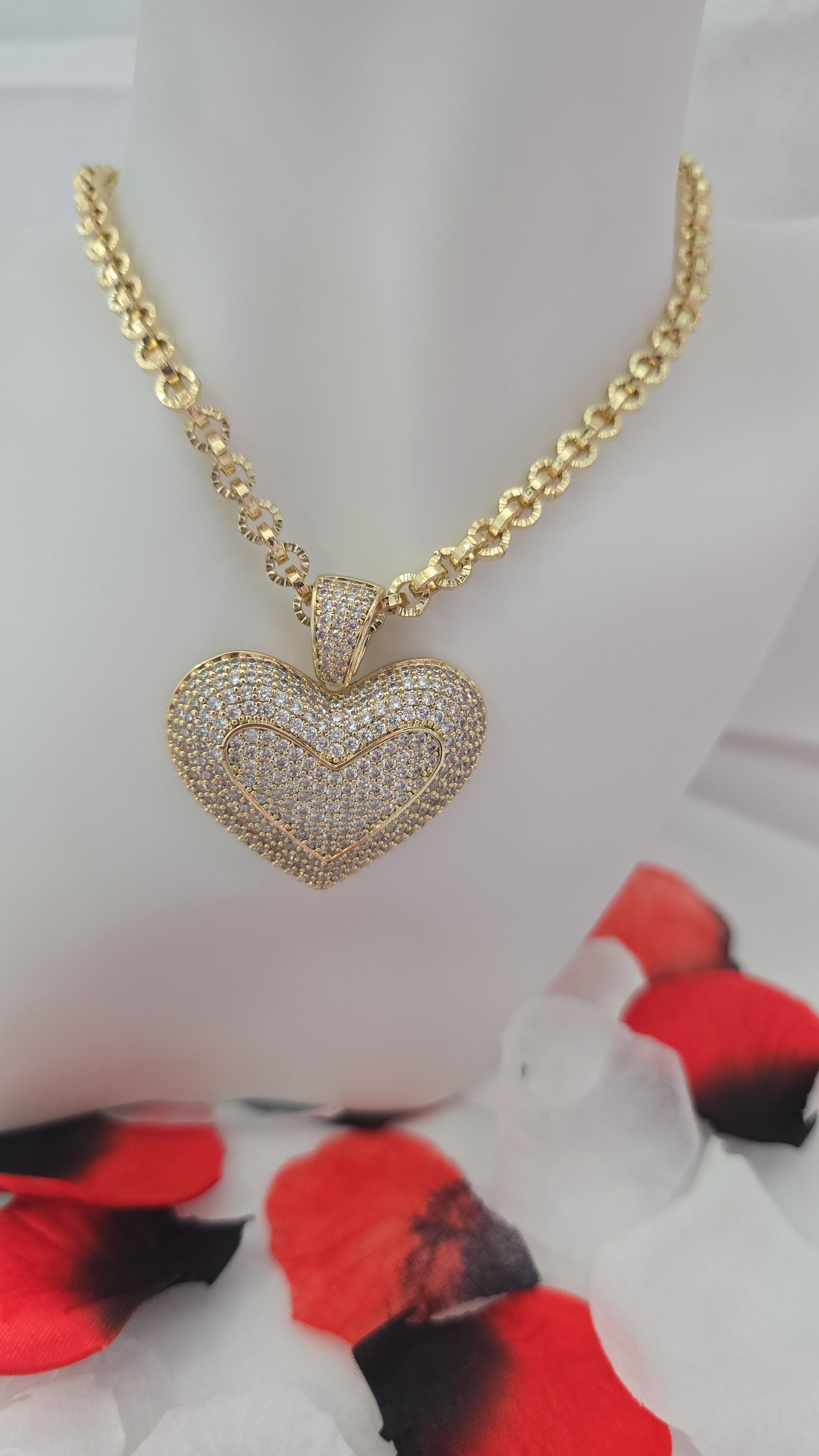 👉
Collar Corazón Brillante Oro Laminado 14K con Zirconias – Estilo Lujo