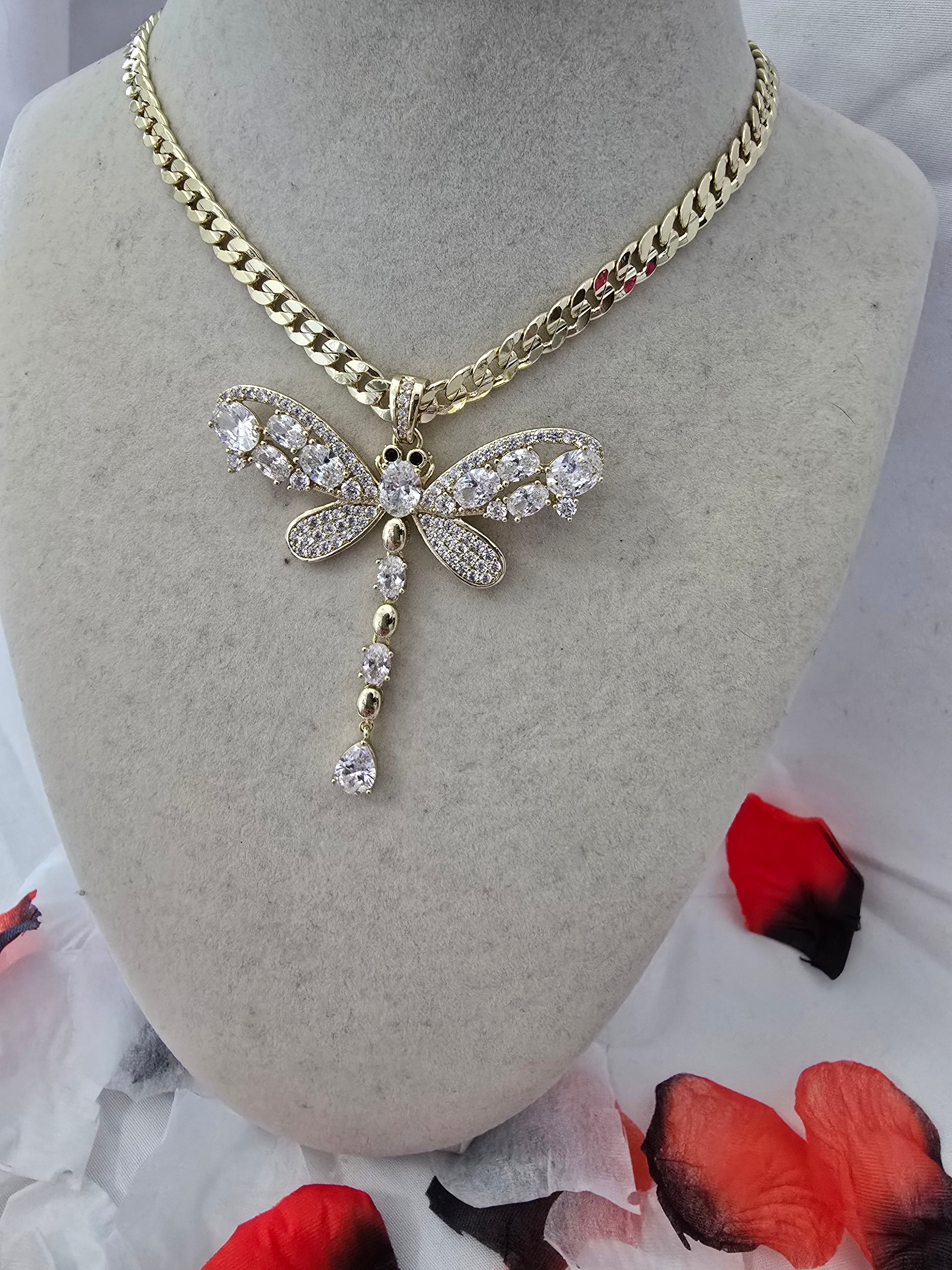 👉
Collar Libélula Oro Laminado 14K con Zirconias – Cadena Cubana 20”