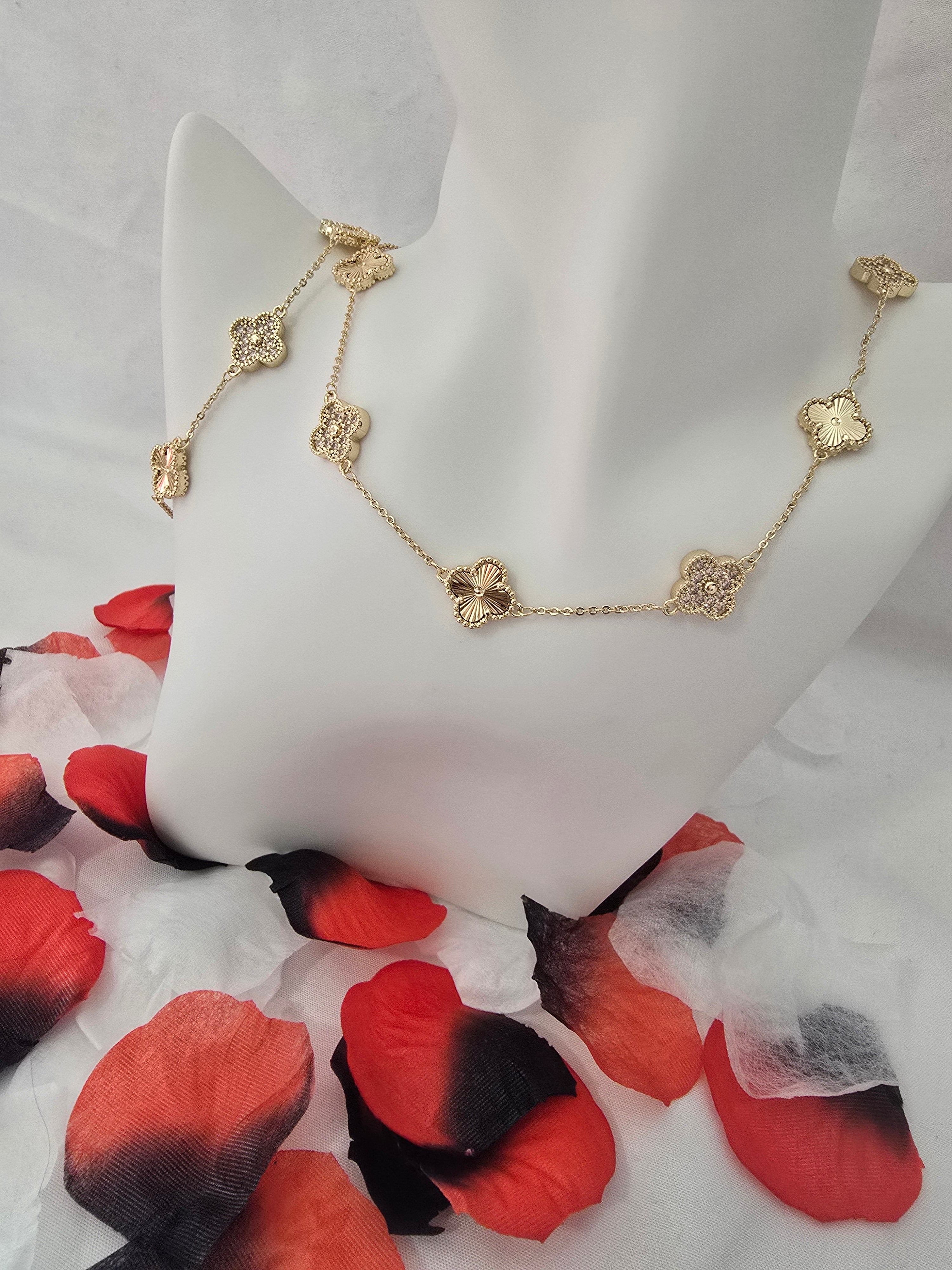 Set de Gargantilla y Manilla de Flores en Oro Laminado 14K
